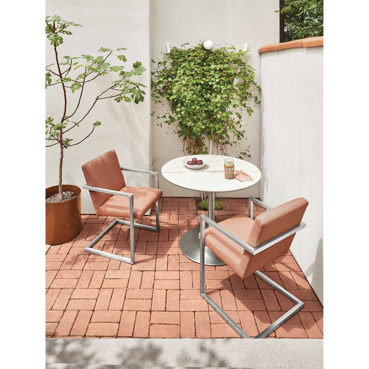 White Round Patio Table Z4610